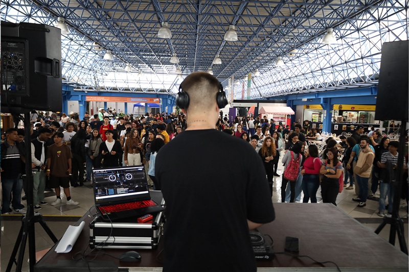 DJ no pavilhão